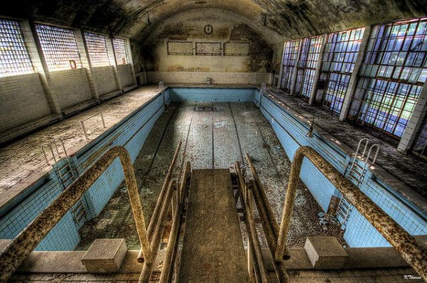 piscina abandonada