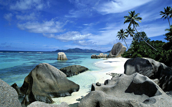 spiaggia con rocce e palme alle Seychelles