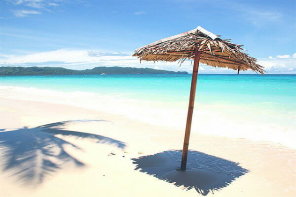 spiaggia con ombrellone nelle Filippine