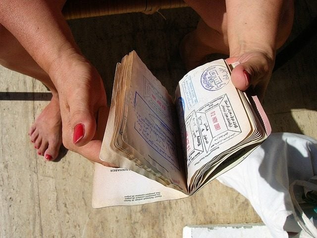 Hojas de pasaporte con sellos de entrada y salida
