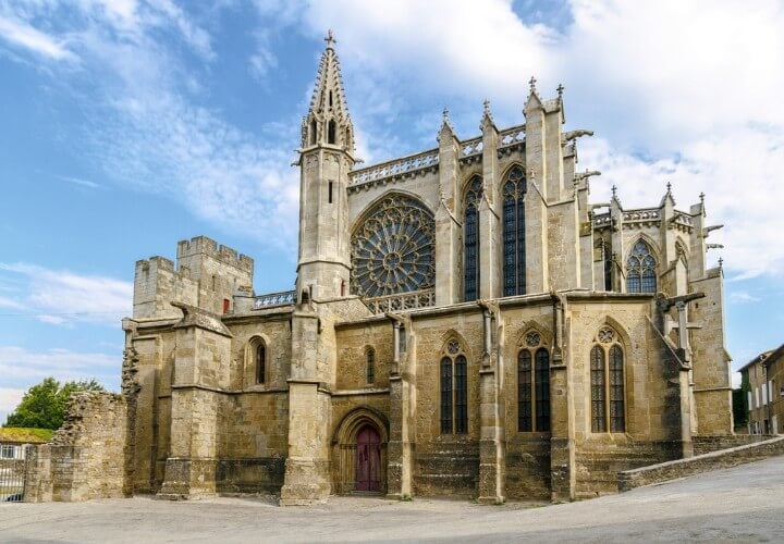 Basílica de Saint Nazaire en el interior de la Cité en Carcasona