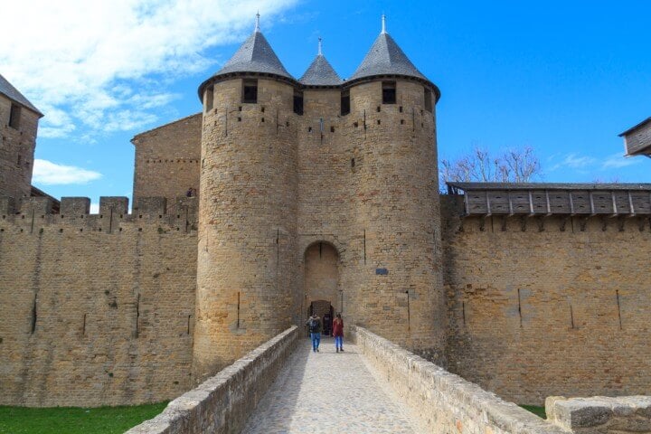 Puerta de la muralla de Carcasona al interior del castillo